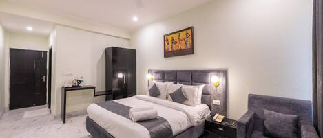 Deluxe Double Room, City View | Desk, laptop workspace, free WiFi