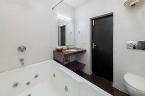 Presidential Double Room, City View | Bathroom - La Comfort By shrpl (Gurgaon)