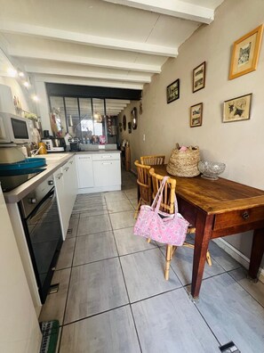 Microwave, stovetop, dishwasher - Village house in the center of Les Saintes Maries de la mer # Camargues# (Saintes-Maries-de-la-Mer)