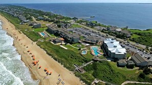 On the beach - OBX Beach House + Pools. Sunsets & Ocean Path (Duck)