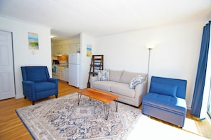 Living area - Ocean Reef 311 - 51st Oceanside, free WIFI, AC, W/D. (Ocean City)