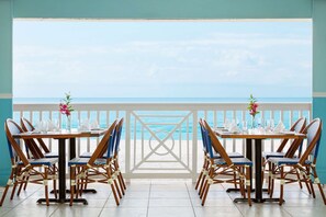 Outdoor dining - Key West Beach Stay + Free Breakfast, Pool & Spa (Key West)
