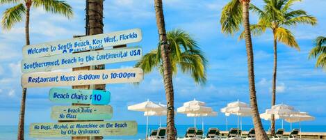 Un panneau d’information sur la plage de South Beach, à Key West, en Floride, indiquant notamment les heures d’ouverture des restaurants et les tarifs de location de chaises longues.