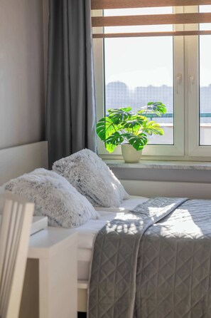 2 Schlafzimmer, Schreibtisch, Bügeleisen/Bügelbrett, Reisekinderbett
