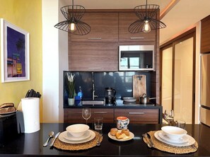 Dining - Ocean View! Clean, Comfy, Condo w Parking + Beach! (San Juan)