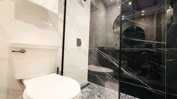 Secadora de cabello, toallas, jabón, papel de baño