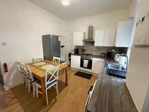 House, Multiple Beds | Private kitchen - Home in Greater Manchester (Dukinfield)