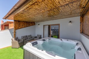 Outdoor spa tub - Terra Nova Penthouse: Sea View Apartment with Wi-Fi & Air Conditioning (La Lajita)