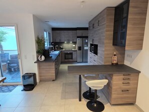 Fridge, microwave, oven, stovetop - Ideally located townhouse in Jard-sur-Mer (Jard-sur-Mer)