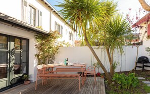 Outdoor dining - TRIBE – Keyweek Designer Townhouse in the Heart of Biarritz (Biarritz)