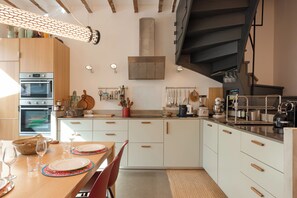 Fridge, microwave, oven, dishwasher - TRIBE – Keyweek Designer Townhouse in the Heart of Biarritz (Biarritz)