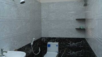 Familie appartement | Badkamer | Een douche, gratis toiletartikelen, pantoffels, handdoeken