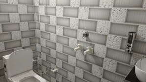 Een badkamer met toilet, wastafel en douche.