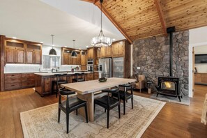 Dining - Chiloquin Ridge River Retreat | Riverfront • Near Crater Lake • Kayaks • Fireplace (Chiloquin)