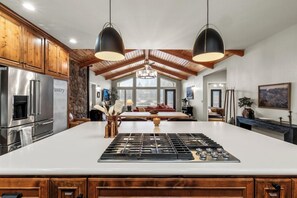 Private kitchen - Chiloquin Ridge River Retreat | Riverfront • Near Crater Lake • Kayaks • Fireplace (Chiloquin)