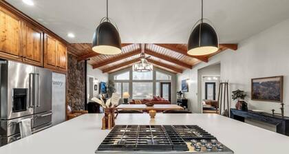 Chiloquin Ridge River Retreat | Riverfront • Near Crater Lake • Kayaks • Fireplace