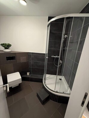 Douche, sèche-cheveux, shampoing