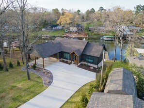 Exterior - Spacious Lake Escape! Lakefront w/ Dock + Kayaks~Sleeps 10~2 Living Areas (Hot Springs)
