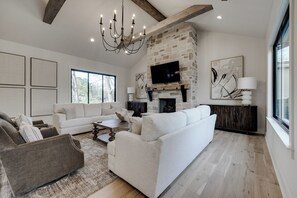 Smart TV, fireplace - Spacious Lake Escape! Lakefront w/ Dock + Kayaks~Sleeps 10~2 Living Areas (Hot Springs)