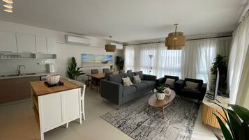 Penthouse, 4 Bedrooms, Sea View | Living area