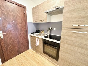 Fridge, microwave, coffee/tea maker, toaster - 50 des plages Jolie studio centre juan les pins (Antibes-Juan-les-Pins)