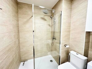 Shower, hair dryer, towels - 50 des plages Jolie studio centre juan les pins (Antibes-Juan-les-Pins)