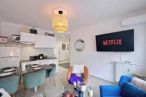 Smart TV, books - 1 Bedroom close to Palais des Festivals Cannes (Cannes)