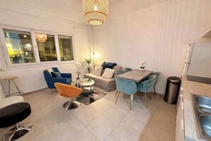 Smart TV, books - 1 Bedroom close to Palais des Festivals Cannes (Cannes)