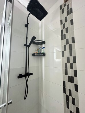 Douche, sèche-cheveux, serviettes fournies