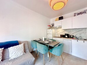 Fridge, microwave, oven, dishwasher - 1 Bedroom close to Palais des Festivals Cannes (Cannes)