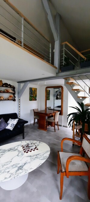 Living area - Independent Cottage in Leafy Park with Shared Terrace, Communal Garden & Wi-Fi (Brinon-sur-Sauldre)