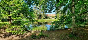 Property grounds - Independent Cottage in Leafy Park with Shared Terrace, Communal Garden & Wi-Fi (Brinon-sur-Sauldre)