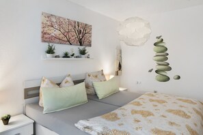 1 dormitorio, tabla de planchar con plancha, wifi y ropa de cama