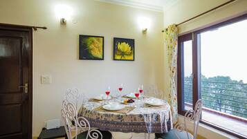 Vila luxo, vista para a colina | Opções para refeição