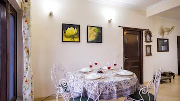 Deluxe villa, uitzicht op heuvels | Dineren