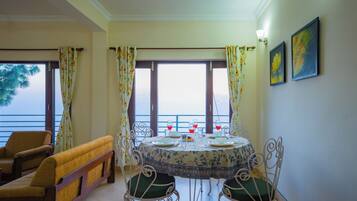 Deluxe Villa, Hill View | Dining