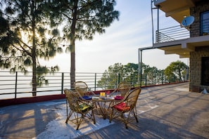 Outdoor dining - Alaya Stays Pine View Cottage - 3 BHK (Kasauli)