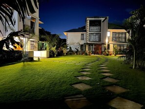 Unclassified image, 3 of 9, button - Silva Montana (Chogoria)