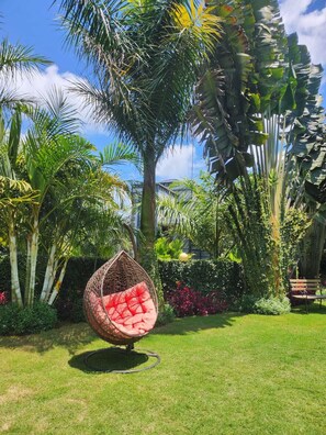 Unclassified image, 2 of 9, button - Silva Montana (Chogoria)