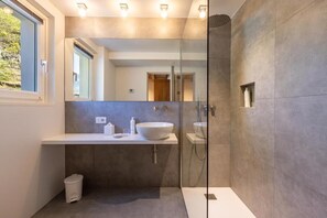 Deluxe Double Room, Balcony, Valley View | Bathroom - Residenza Sassella (Sassella)