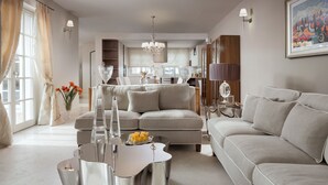 Un salon moderne avec un canapé, une table basse et un lustre.