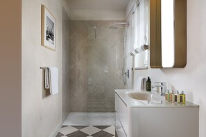 Bruser, hårtørrer, bidet, håndklæder