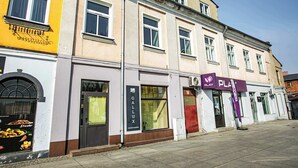 Un immeuble à plusieurs étages dont la devanture porte l’inscription « PLAY » et qui affiche une enseigne « GALLUX ».