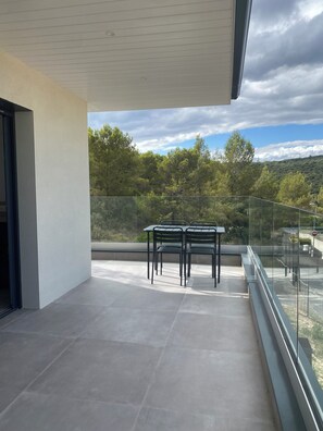 Outdoor dining - Dominant house overlooking pine forest (Les Matelles)