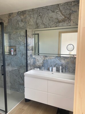 Hair dryer, towels, soap, toilet paper - Dominant house overlooking pine forest (Les Matelles)