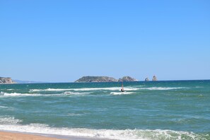 Una spiaggia nelle vicinanze
