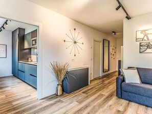 Ein modernes Interieur mit Küche, Essbereich und Wohnzimmer.