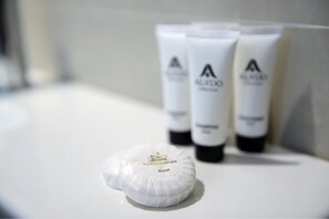Bathroom amenities - Hotel Emerald (Potts Point)