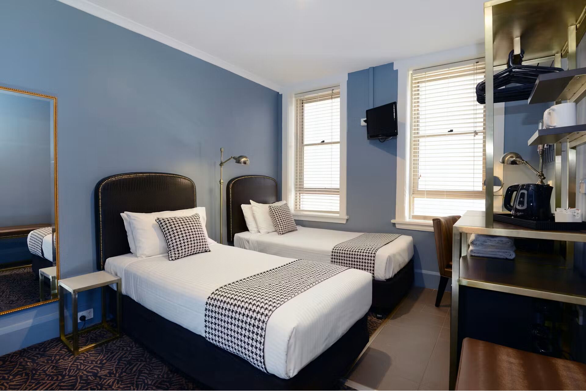 Superior Twin Room | Meja, ruang kerja komputer riba, Wi-fi percuma, cadar katil 