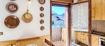 Beautiful apartment for 6 guests with WIFI, TV and balcony